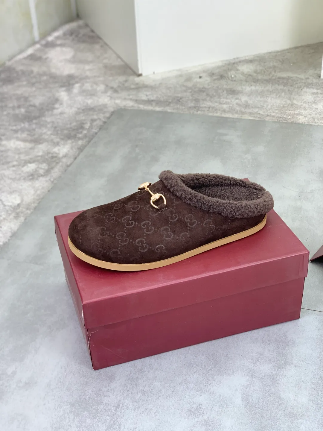 Men's shoes 💰P400 [New style] 💰 Women's half-flop 🆘 "Real wool" [GUCCI] 👉 Popular men's shoes official website synchronization 🔰 Quality [proud] is not comparable to the imitations in the general market 🌀 The upper is imported Italian frosted cowhide, and the lining: foot pad 🅰️ grade 🐑 real wool 👻 Only Grade A can show the effect The hand feels smooth and delicate 🔱The shoe shape is grand, only the factory can achieve it 🎄The perfect toughness of the original outsole 👻⬛️Only allows customers to bid farewell to one-time consumption. Real wool lining, super warm. 2️⃣Colors available Sizes: 35-44